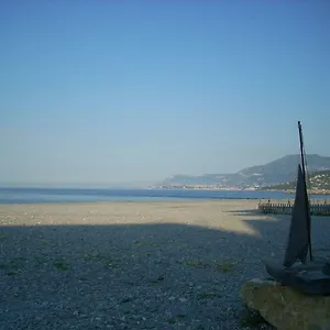 appartamento-al-mare-di-ventimiglia.hotelitalianriviera.com/