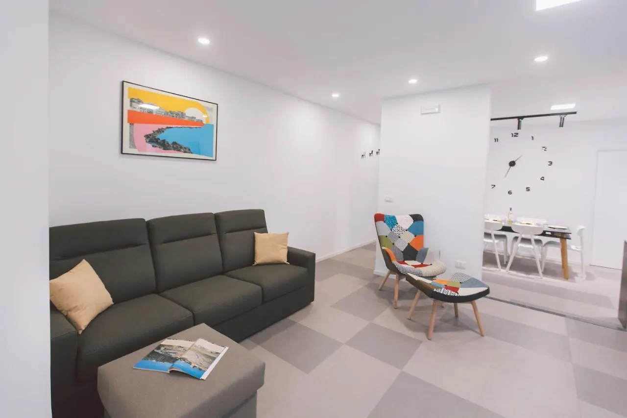 New Apartment With Patio Syracuse 0*,  Italien
